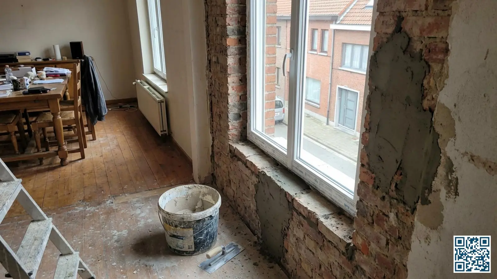 Onafgewerkte dagkanten na glasvervanging in Belgische woning met stukadoorsgereedschap in beeld