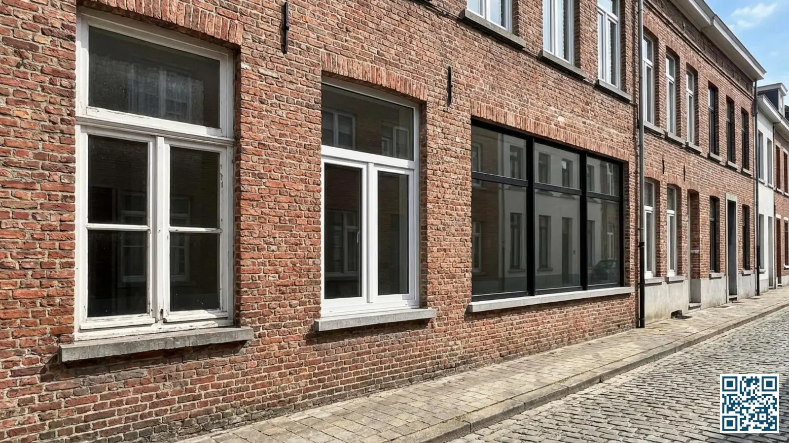 Belgische rijwoning met drie verschillende kozijnmaterialen naast elkaar: houten, kunststof en aluminium kozijnen met HR-glas