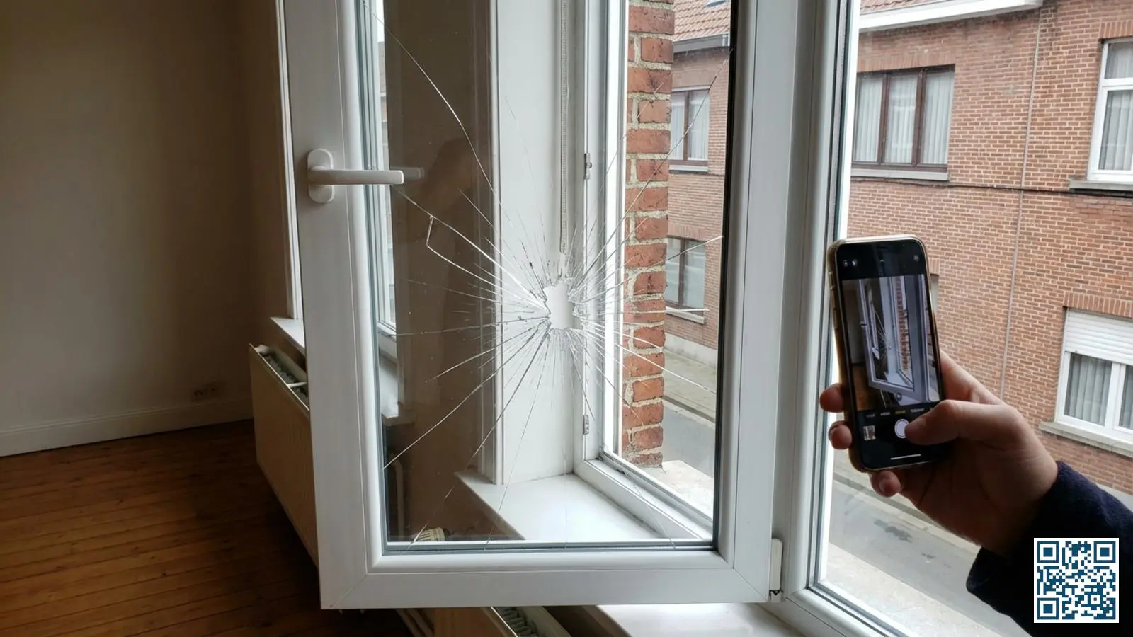 Beschadigd HR-glas met stervormige barst in Belgische rijwoning, eigenaar documenteert schade met smartphone voor verzekeringsclaim