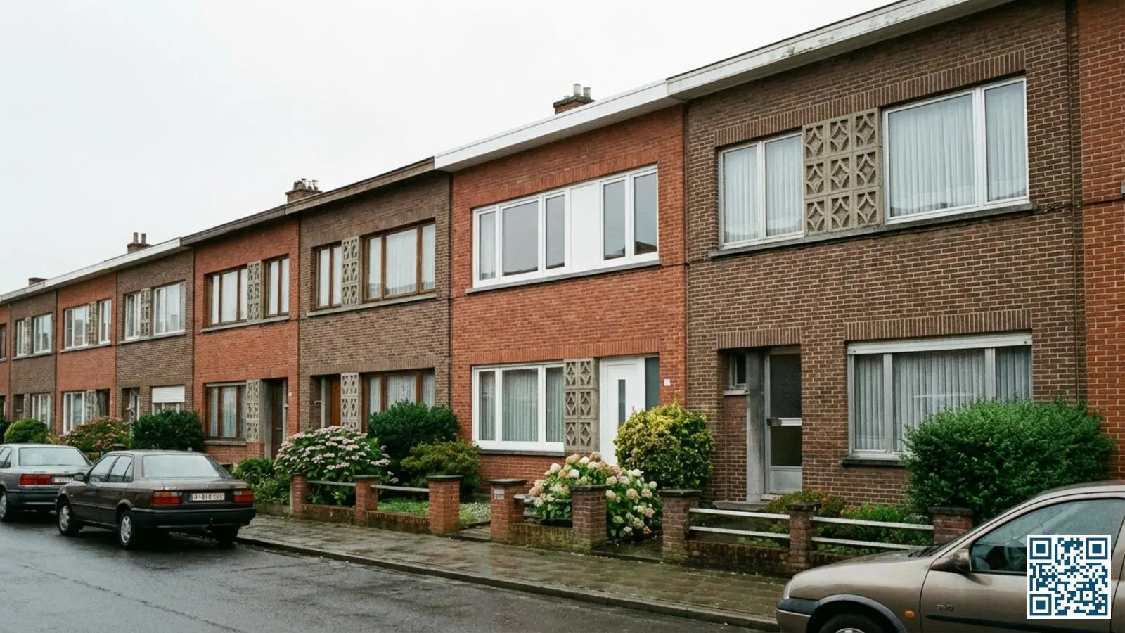 Rij naoorlogse arbeiderswoningen in Aalst waarbij één woning nieuwe HR-glas ramen heeft in wit PVC-kozijn