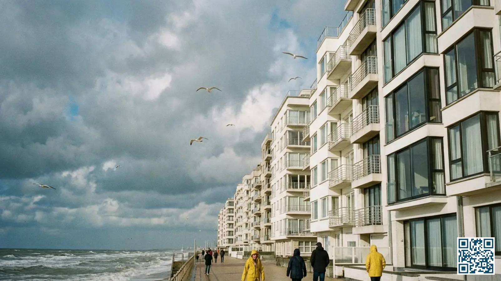 Kustappartementen langs de zeedijk van Oostende met grote raampartijen en zicht op de Noordzee onder bewolkte hemel