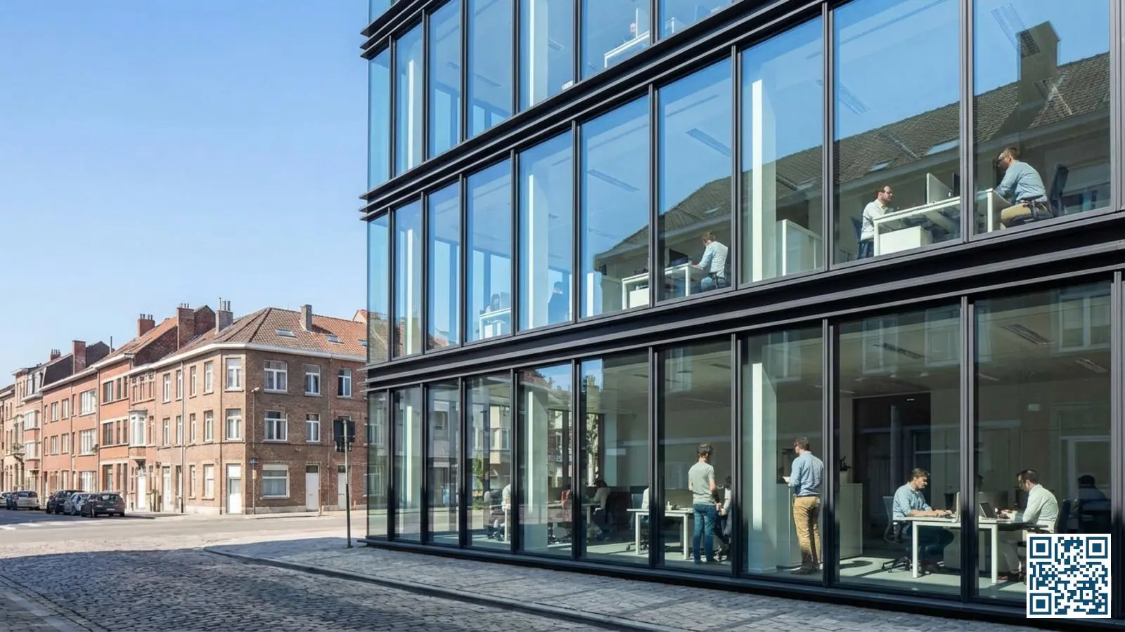 Modern Belgisch kantoorgebouw met grote HR-glas partijen en aluminium kozijnen in stedelijke omgeving